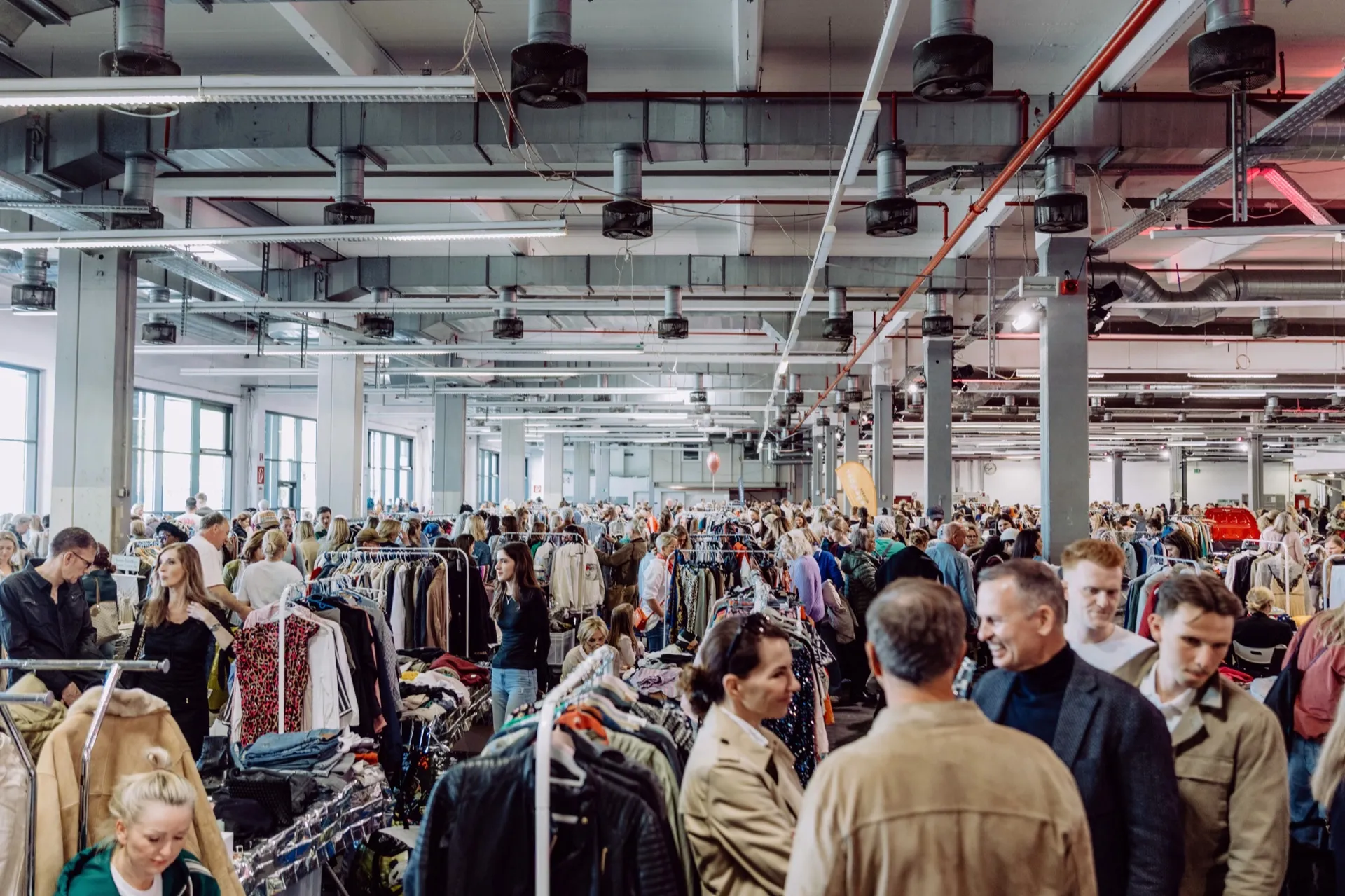Besucher:innen stöbern auf dem Flowmarkt in der Alten Druckerei Hannover